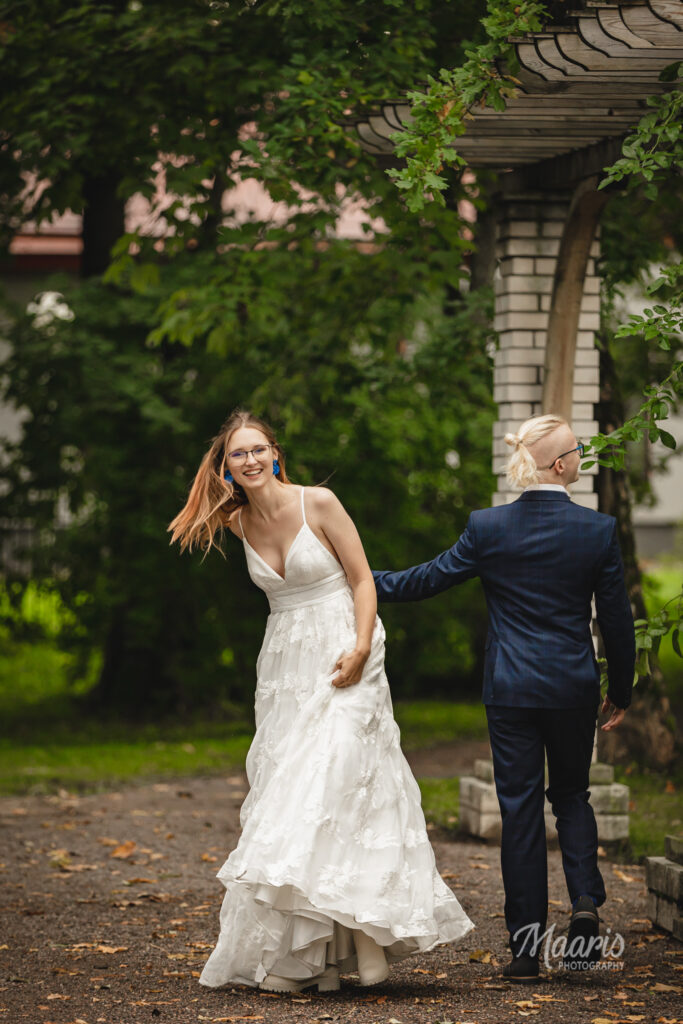 kahekesi fotograafi juures. Fotograaf maaris tölp. Salapulm