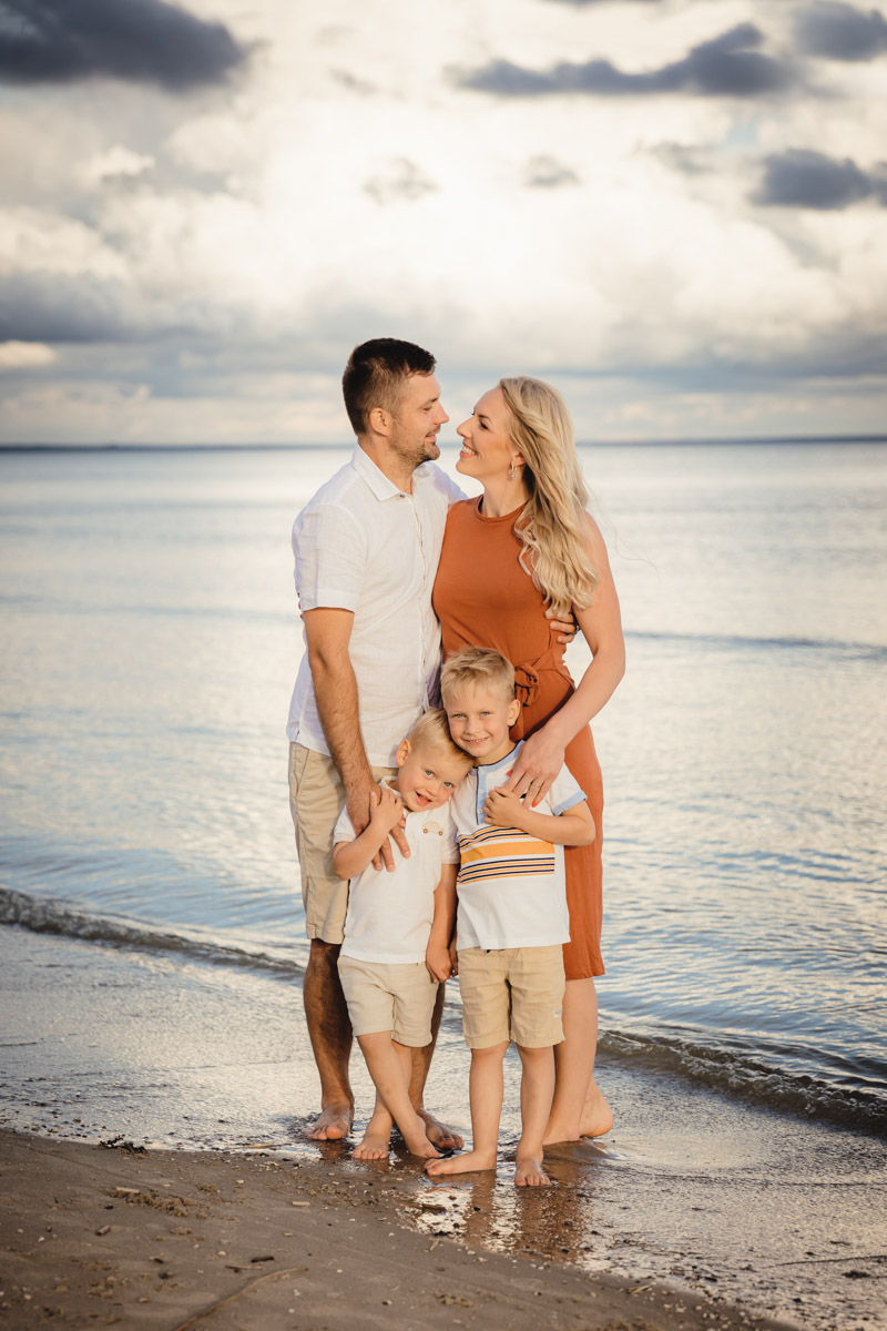 Fotograaf maaris tölp puust, perepildistamine, fotosessioon