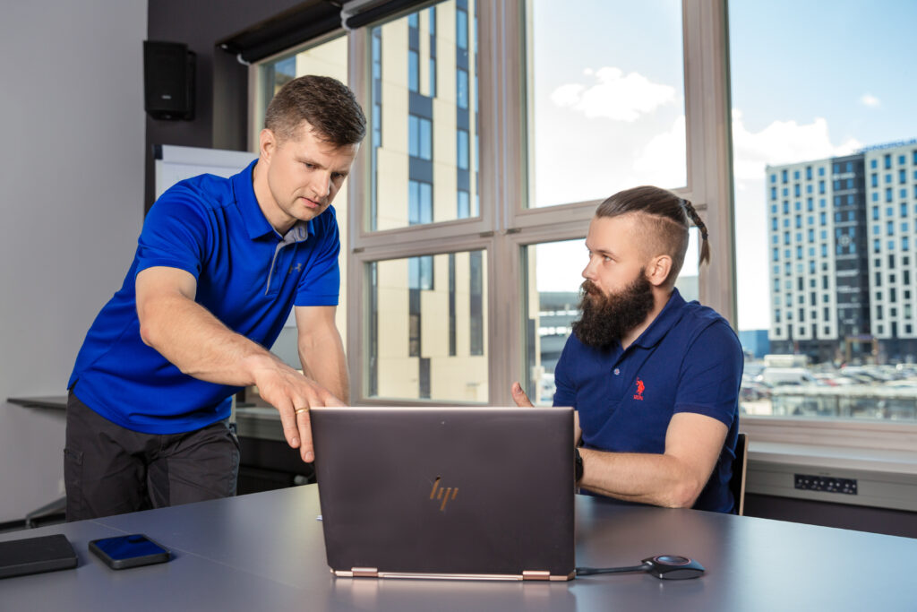 Combat Ready tiimikoosolek, reklaami ja brändingupildistamine, maaris tölp puust fotograaf