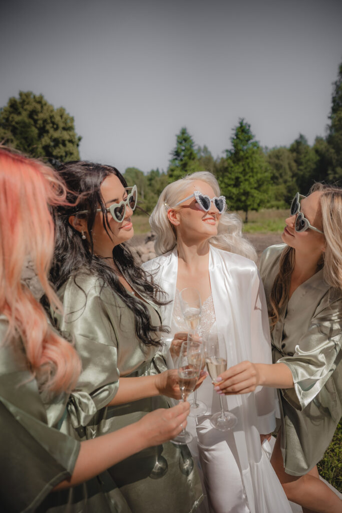 Pulmafotograaf Maaris Tölp Puust, pulmapildid Metsajõe puhkemajas