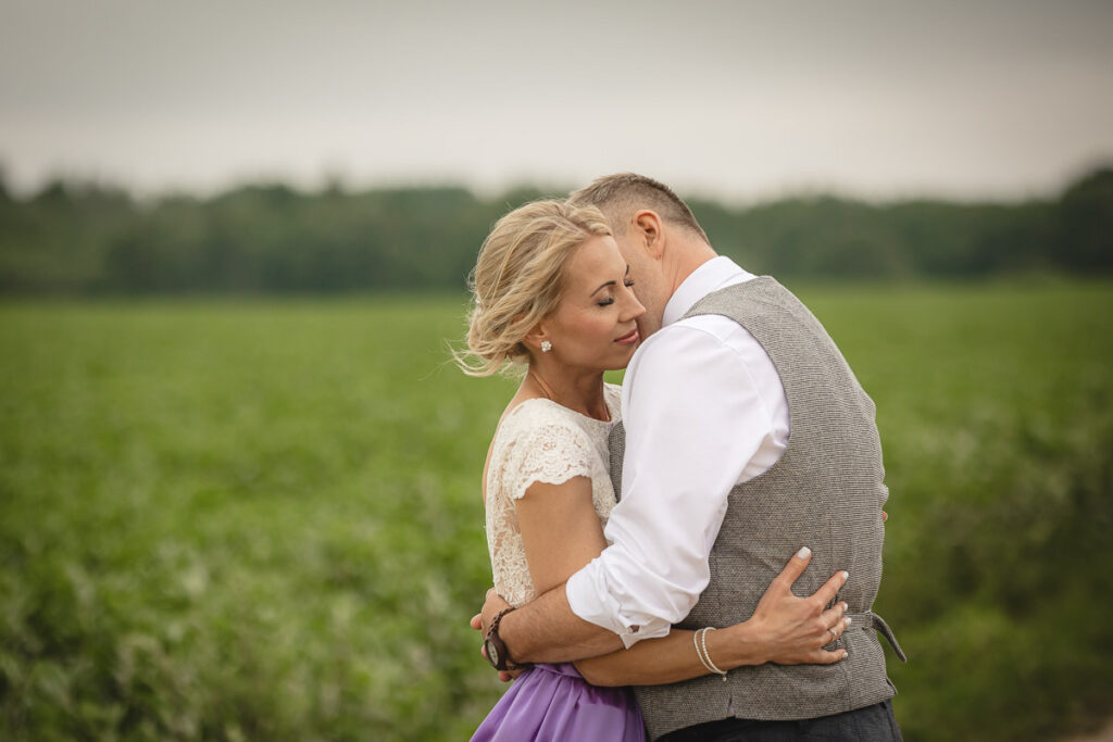 Professionaalne pulmafotograaf Tallinnas ja mujal Eestis. Pulmapildid, mis on eheda emotsiooniga, lõbusad ja võimaldavad teil ennast vabalt tunda.