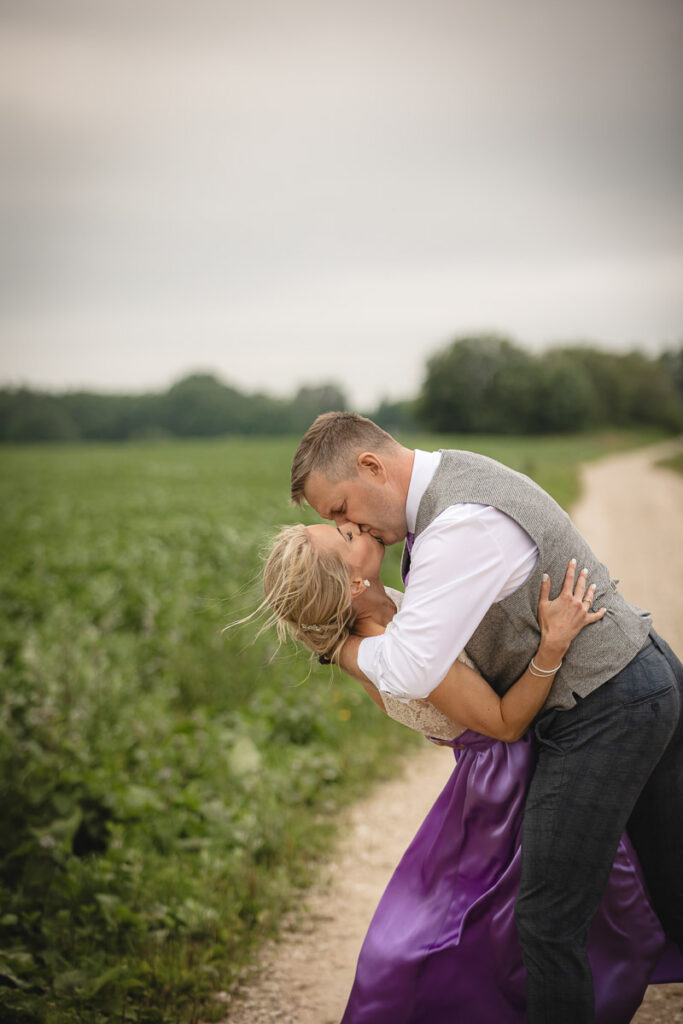 Professionaalne pulmafotograaf Tallinnas ja mujal Eestis. Pulmapildid, mis on eheda emotsiooniga, lõbusad ja võimaldavad teil ennast vabalt tunda.