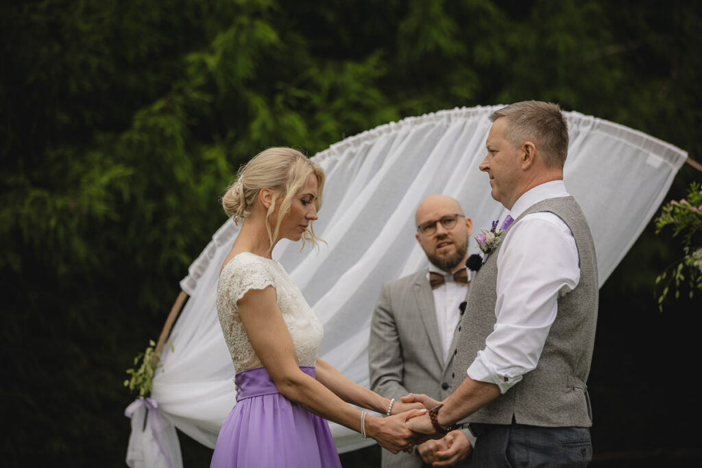 Professionaalne pulmafotograaf Tallinnas ja mujal Eestis. Pulmapildid, mis on eheda emotsiooniga, lõbusad ja võimaldavad teil ennast vabalt tunda.